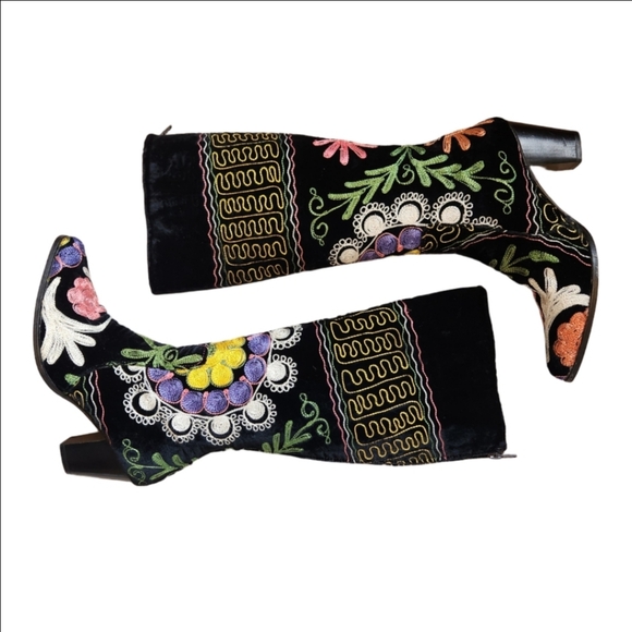 WOMEN'S SUZANI BLACK VELVET HAND EMBROIDERED STATEMENT KNEE BOOTS SIZE 8.5 / 39 - Picture 2 of 16